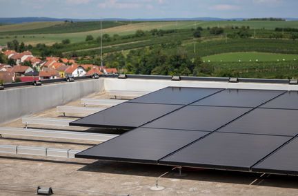 Installation panneaux solaires toit plat